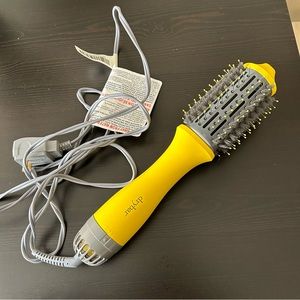 The Single Shot Round Blow-Dryer Brush